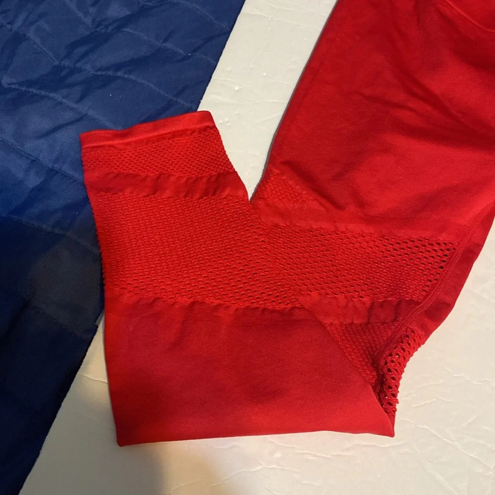 NWOT Fabletics Vibrant Red Women’s cropped Leggings. Air vents on legs. - Picture 4 of 6